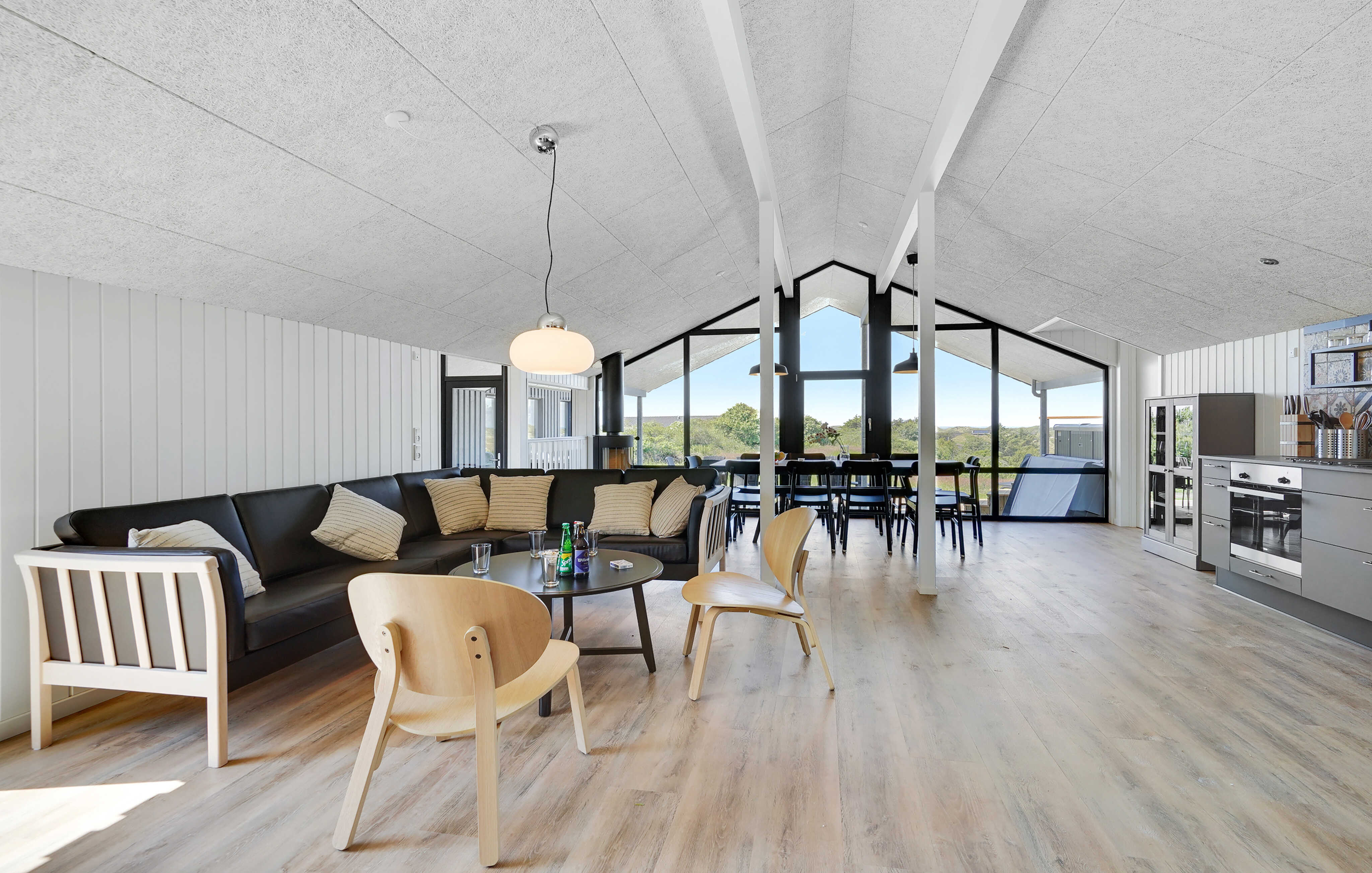 Sofaen i luksushus nr. 909 i Nordjylland er perfekt for å hygge seg med et brettspill eller se en film sammen.