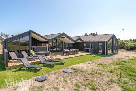 Dette lekre huset med svømmebasseng, nr. 909, med plass til 12 personer, ligger i Nordjylland