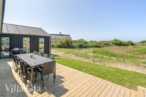 Nyt en grillkveld på terrassen i luksushus nr. 909 i Nordjylland