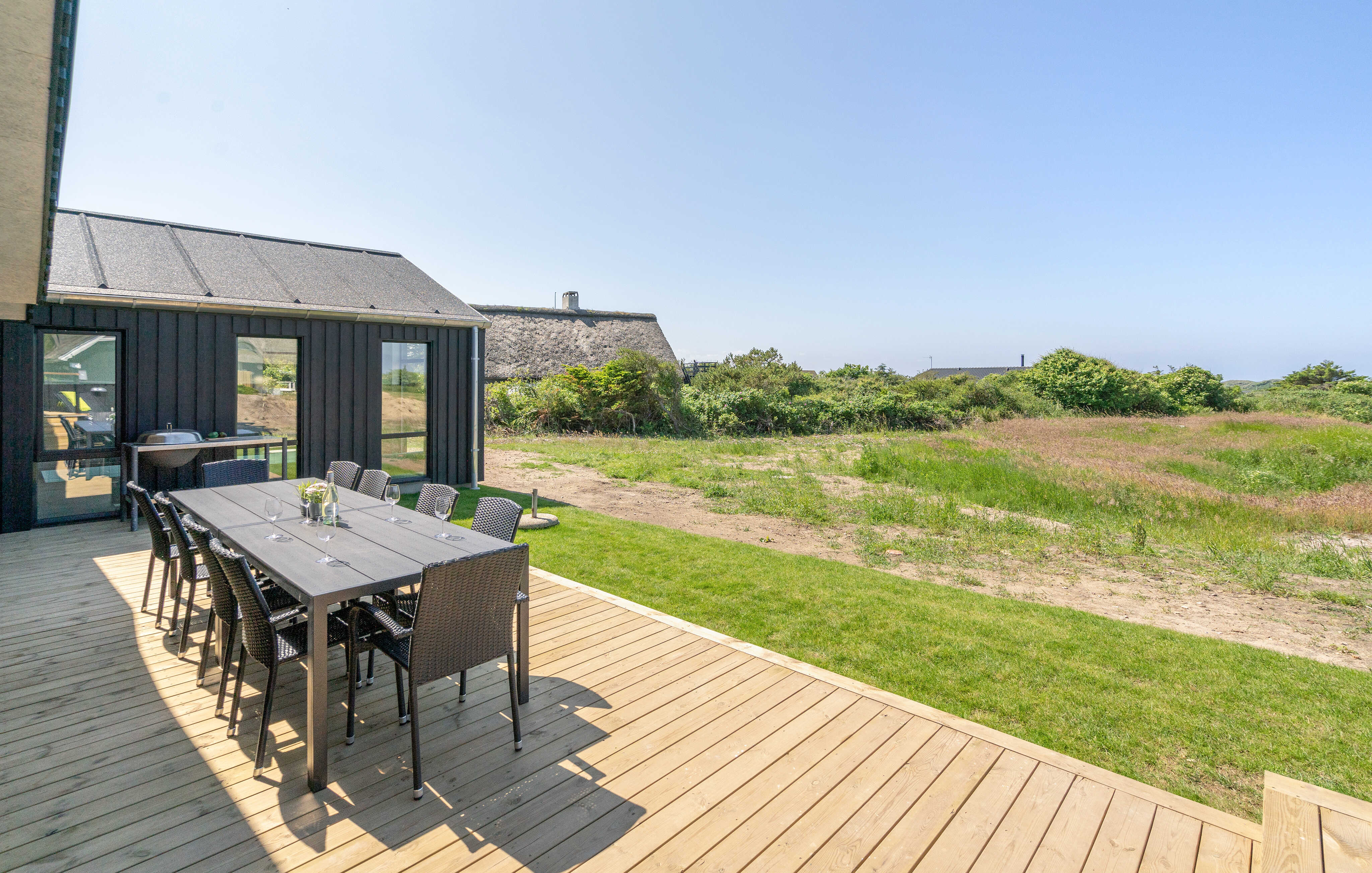 Nyt en grillkveld på terrassen i luksushus nr. 909 i Nordjylland