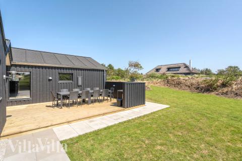 På terrassen i feriehus nr. 909 er det plass til 12 personer.