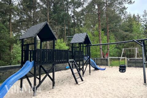 I det attraktive feriehuset nr. 197 i Vestjylland finnes det mengder av utendørsaktiviteter, som leketårn og huskestativ.