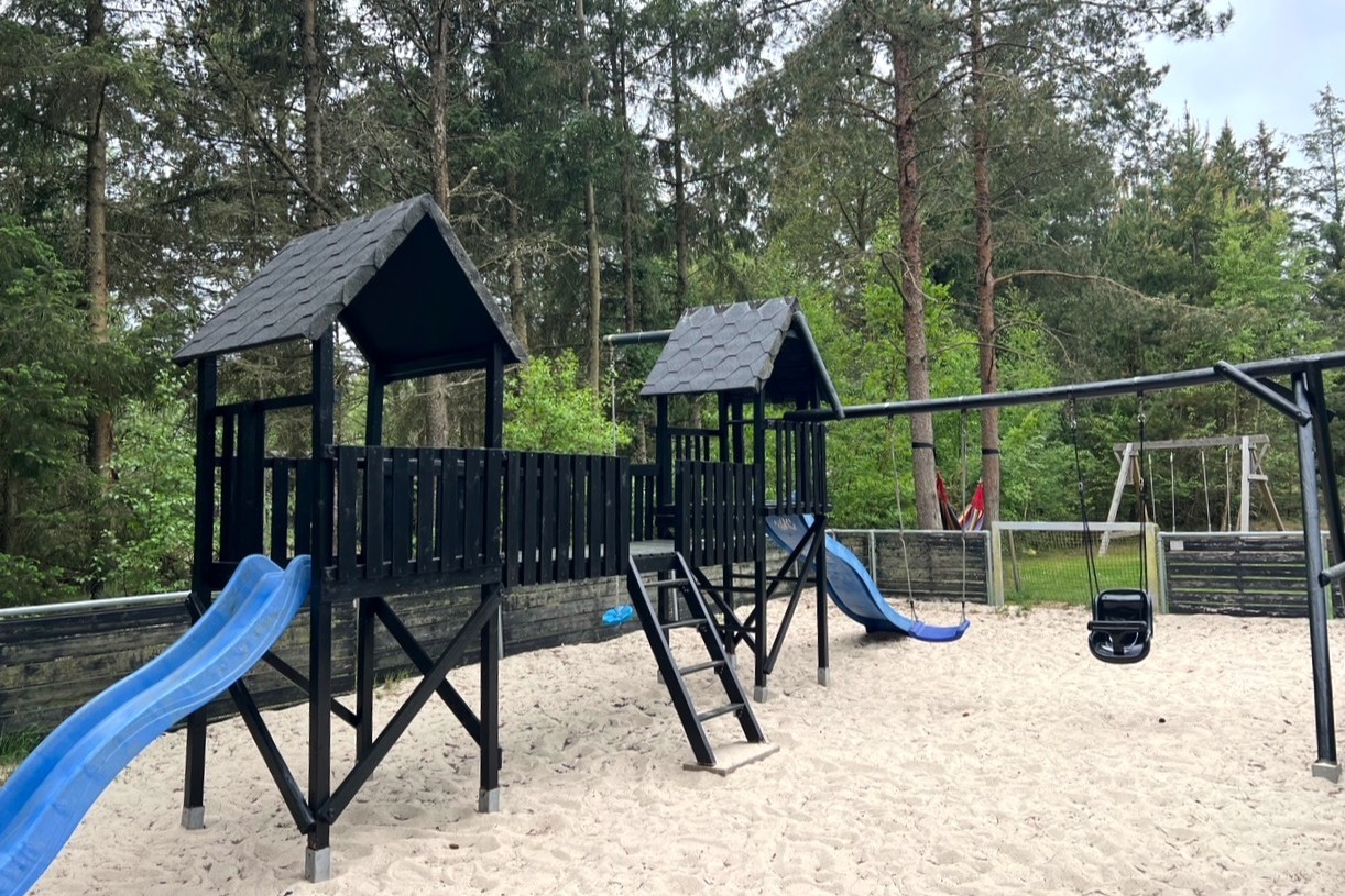 I det attraktive feriehuset nr. 197 i Vestjylland finnes det mengder av utendørsaktiviteter, som leketårn og huskestativ.