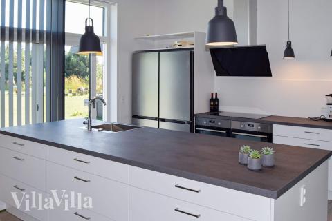 Kjøkkenet i luksushus nr. 908 er fullt utstyrt så dere lett kan lage mat til 14 personer.