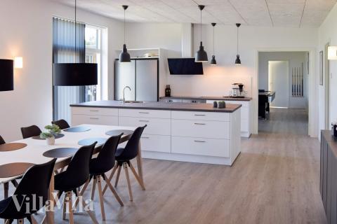 Det er plass til 14 personer i det store lyse oppholdsrommet i luksushus nr. 908.