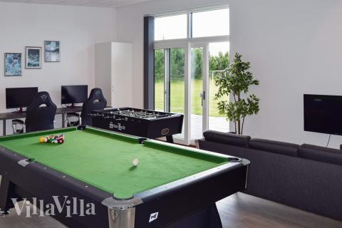 Luksushus nr. 908 til 14 personer tilbyr et stort aktivitetsrom med bl.a. biljard og dart