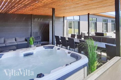 Nyt varmen i boblebadet i luksushus nr. 908 i Lolland/Falster/Møn