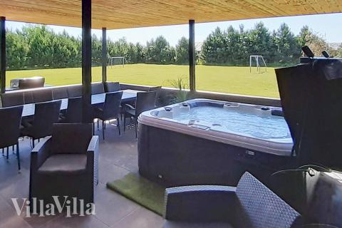 Nyt en grillkveld på terrassen i luksushus nr. 908 i Lolland/Falster/Møn