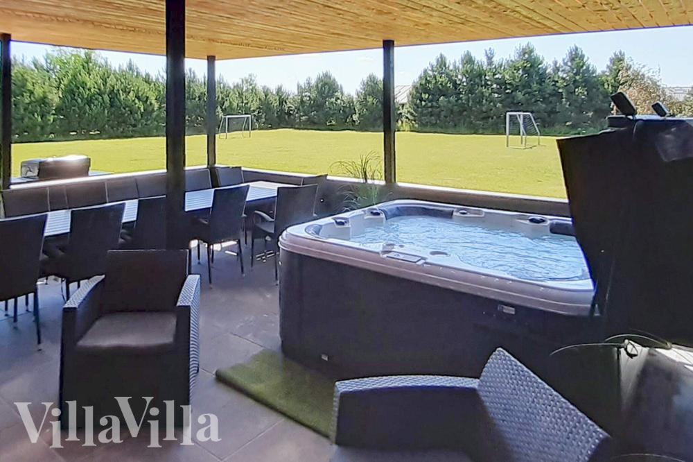 Nyt en grillkveld på terrassen i luksushus nr. 908 i Lolland/Falster/Møn