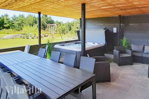 På terrassen i feriehus nr. 908 er det plass til 14 personer.