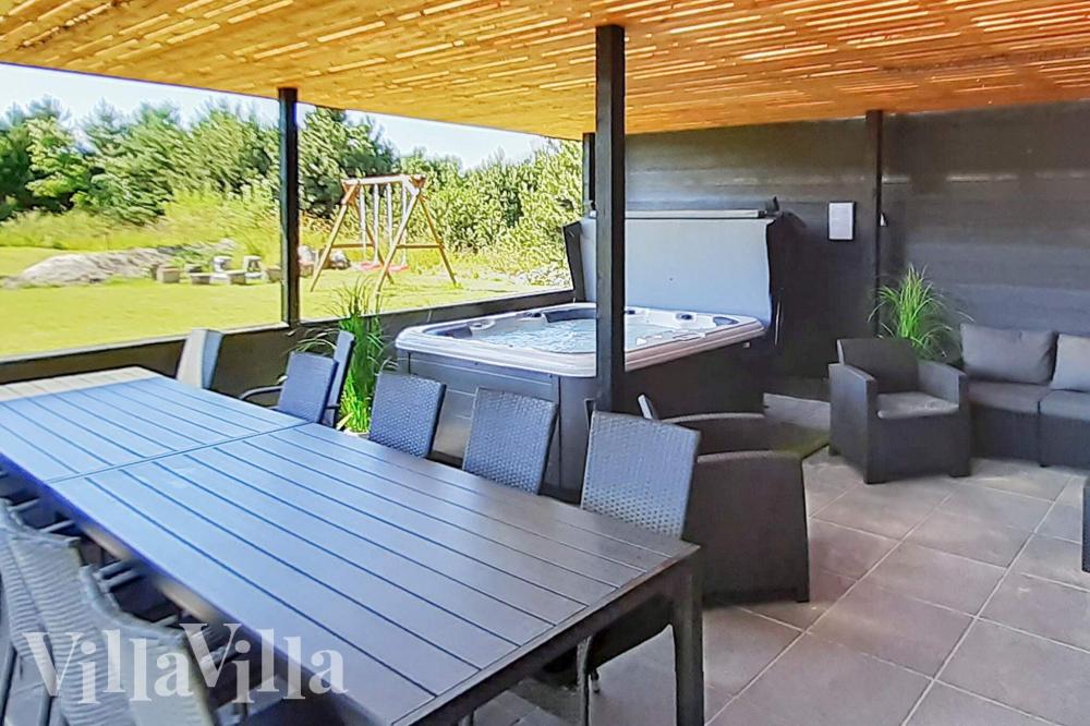 På terrassen i feriehus nr. 908 er det plass til 14 personer.