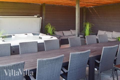 Stor terrasse i luksushus nr. 908 i Lolland/Falster/Møn.