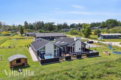 Dette lekre huset med svømmebasseng, nr. 690, med plass til 20 personer, ligger i Østjylland