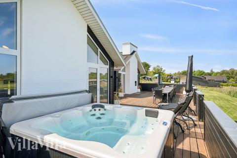 Nyt varmen i boblebadet i luksushus nr. 690 i Østjylland