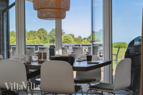 Det er plass til 20 personer i det store lyse oppholdsrommet i luksushus nr. 690.