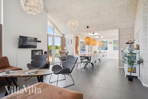 Sofaen i luksushus nr. 690 i Østjylland er perfekt for å hygge seg med et brettspill eller se en film sammen.