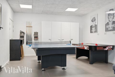 Luksushus nr. 690 til 20 personer tilbyr et stort aktivitetsrom med bl.a. biljard og dart