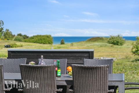 På terrassen i feriehus nr. 690 er det plass til 20 personer.