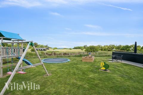 I det attraktive feriehuset nr. 690 i Østjylland finnes det mengder av utendørsaktiviteter, som leketårn og huskestativ.