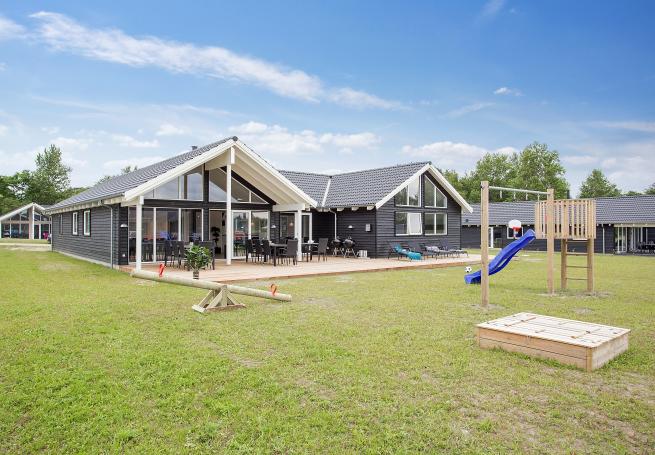 Dette lekre huset med svømmebasseng, nr. 388, med plass til 16 personer, ligger i Nordsjælland