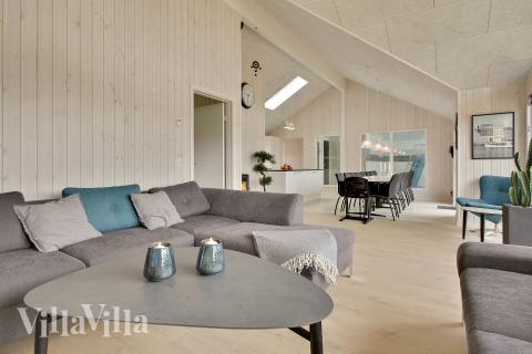 Sofaen i luksushus nr. 388 i Nordsjælland er perfekt for å hygge seg med et brettspill eller se en film sammen.