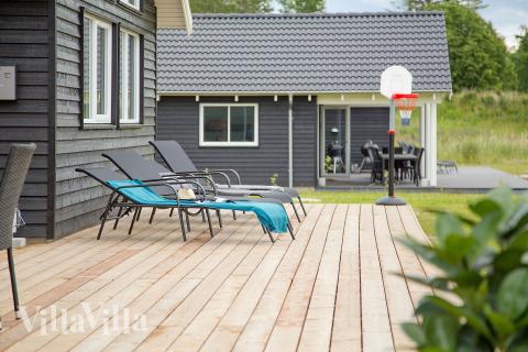 Luksushus nr. 388 har en deilig terrasse med gode hagemøbler til 16 personer.