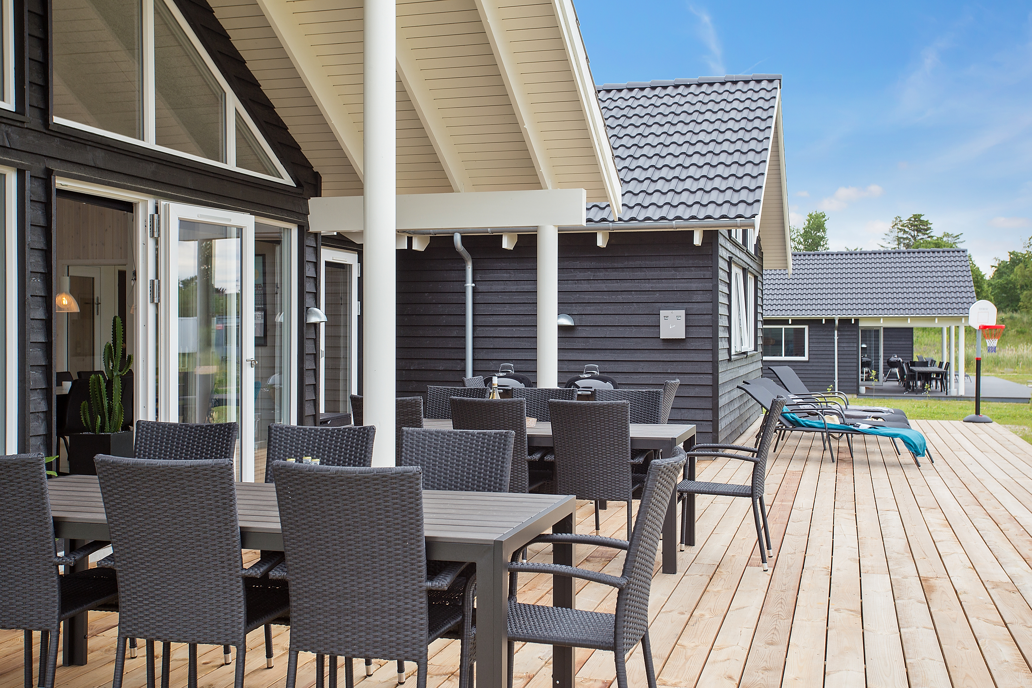 Nyt en grillkveld på terrassen i luksushus nr. 388 i Nordsjælland