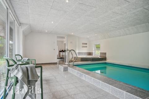 Feriehus 552 har et flott basseng med sklie, et stort innebygd boblebad og en badstue