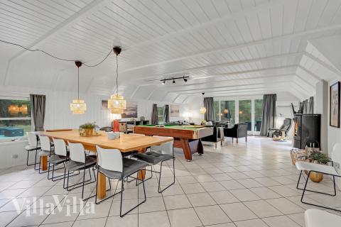 Det er plass til 12 personer i det store lyse oppholdsrommet i luksushus nr. 552.