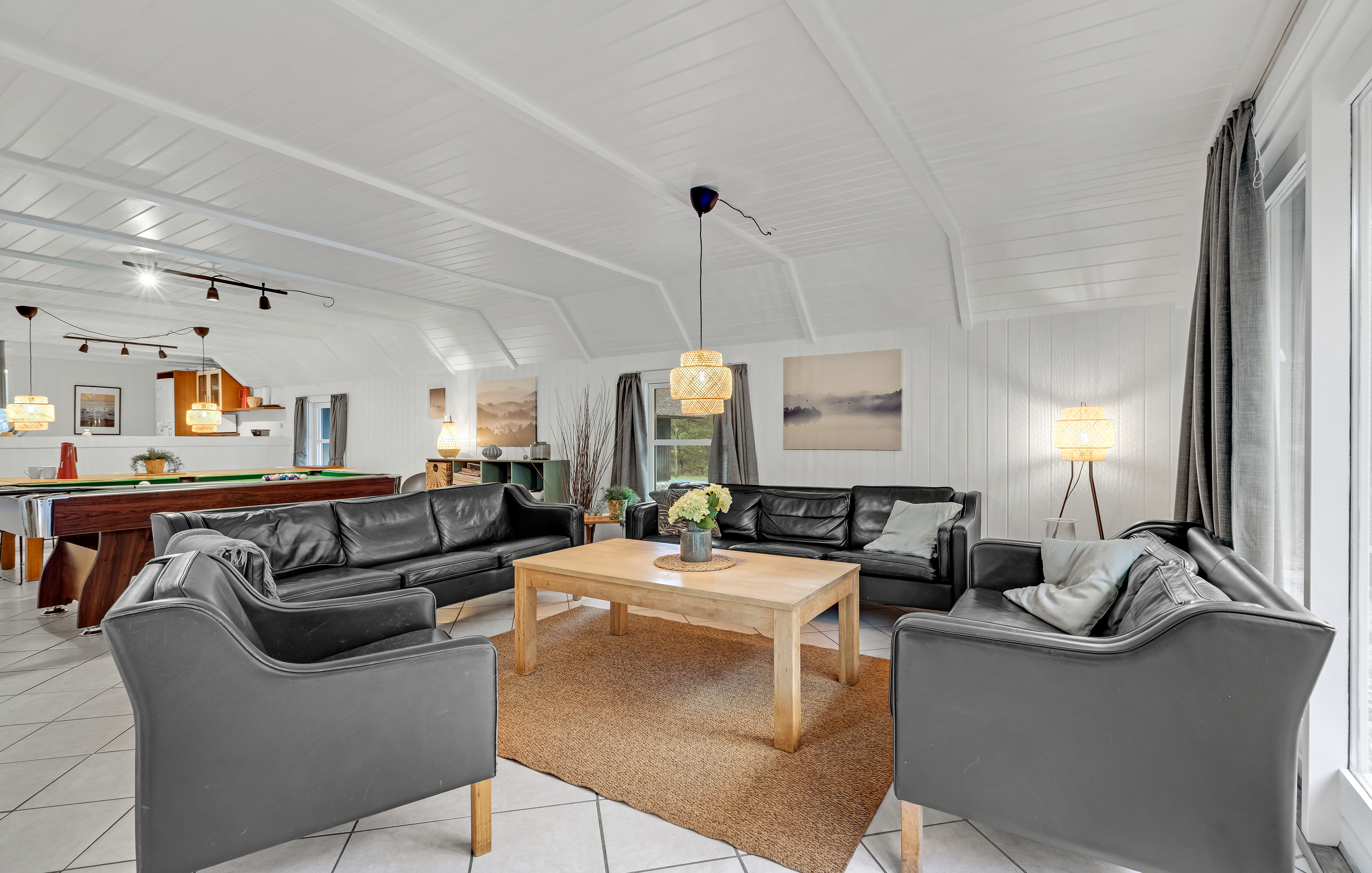 Sofaen i luksushus nr. 552 i Vestjylland er perfekt for å hygge seg med et brettspill eller se en film sammen.