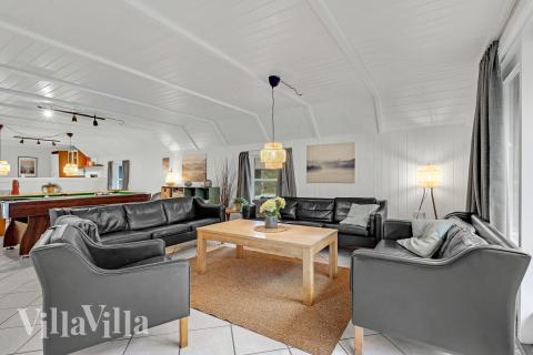 Sofaen i luksushus nr. 552 i Vestjylland er perfekt for å hygge seg med et brettspill eller se en film sammen.