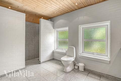 Det finnes bad med dusj i luksushus nr. 552 til 12 personer.