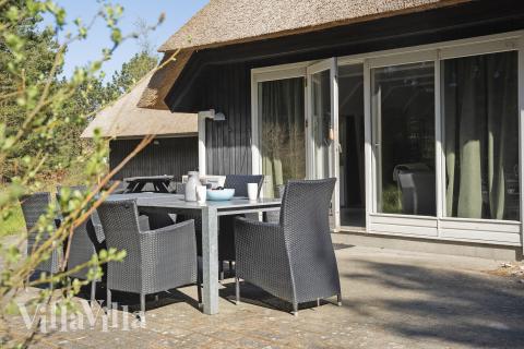 Nyt en grillkveld på terrassen i luksushus nr. 552 i Vestjylland