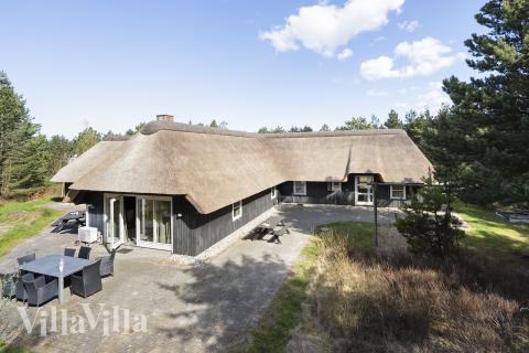 Dette lekre huset med svømmebasseng, nr. 552, med plass til 12 personer, ligger i Vestjylland