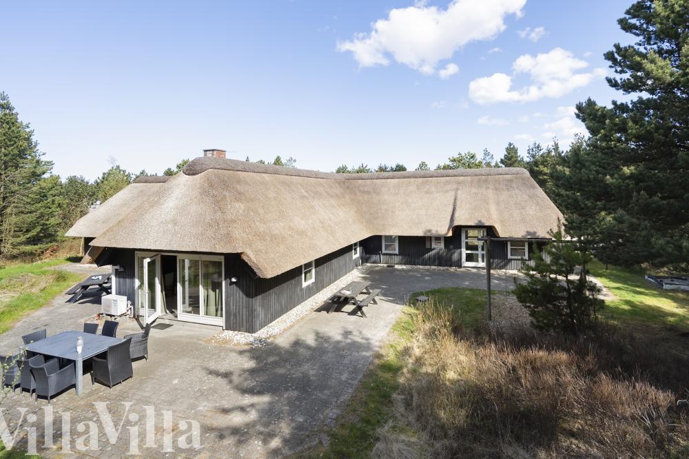 Dette lekre huset med svømmebasseng, nr. 552, med plass til 12 personer, ligger i Vestjylland