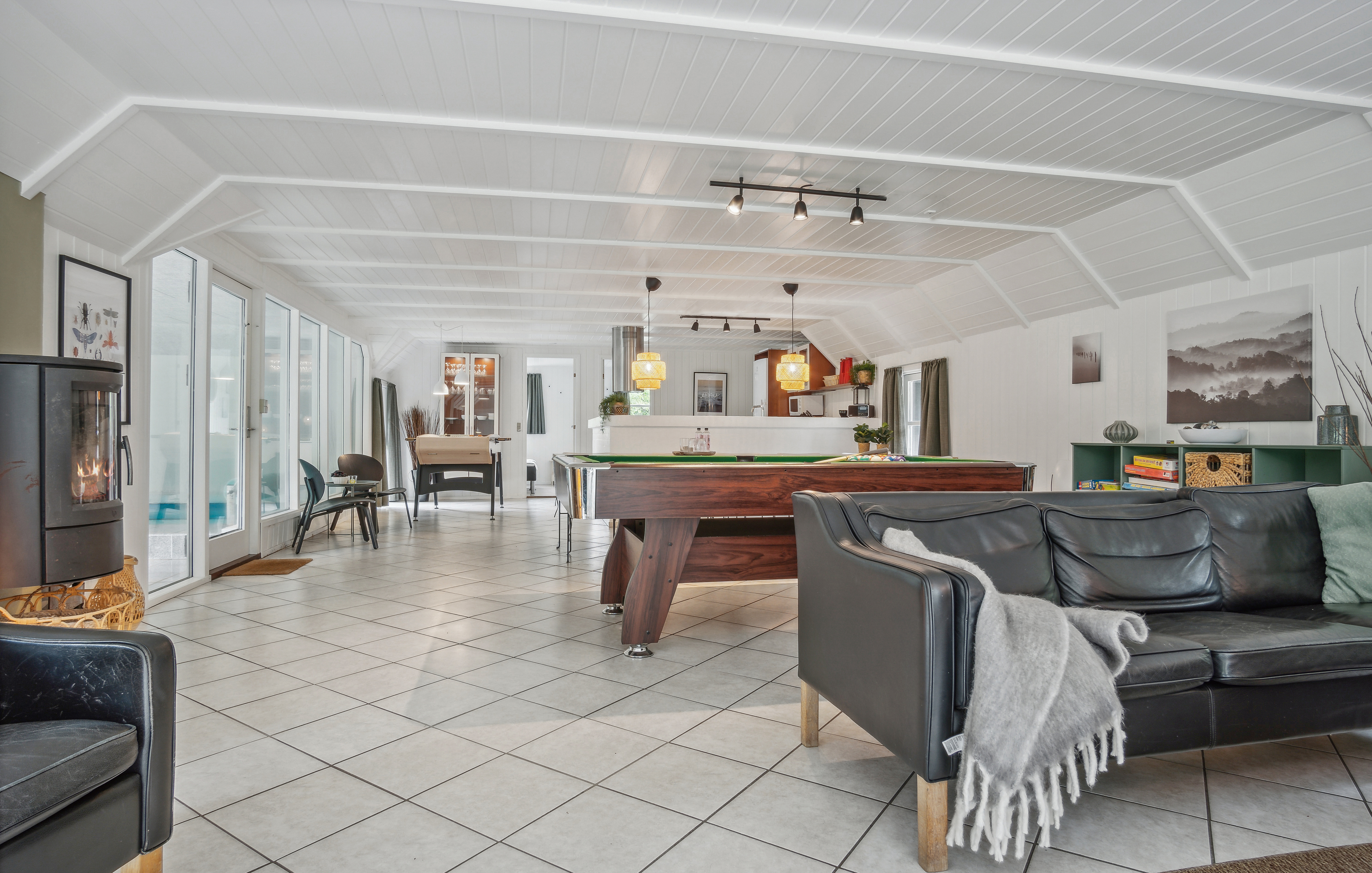 Det er god plass til hygge i feriehusets sofagruppe under oppholdet i luksushus nr. 552