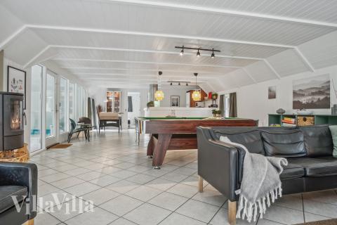 Det er god plass til hygge i feriehusets sofagruppe under oppholdet i luksushus nr. 552