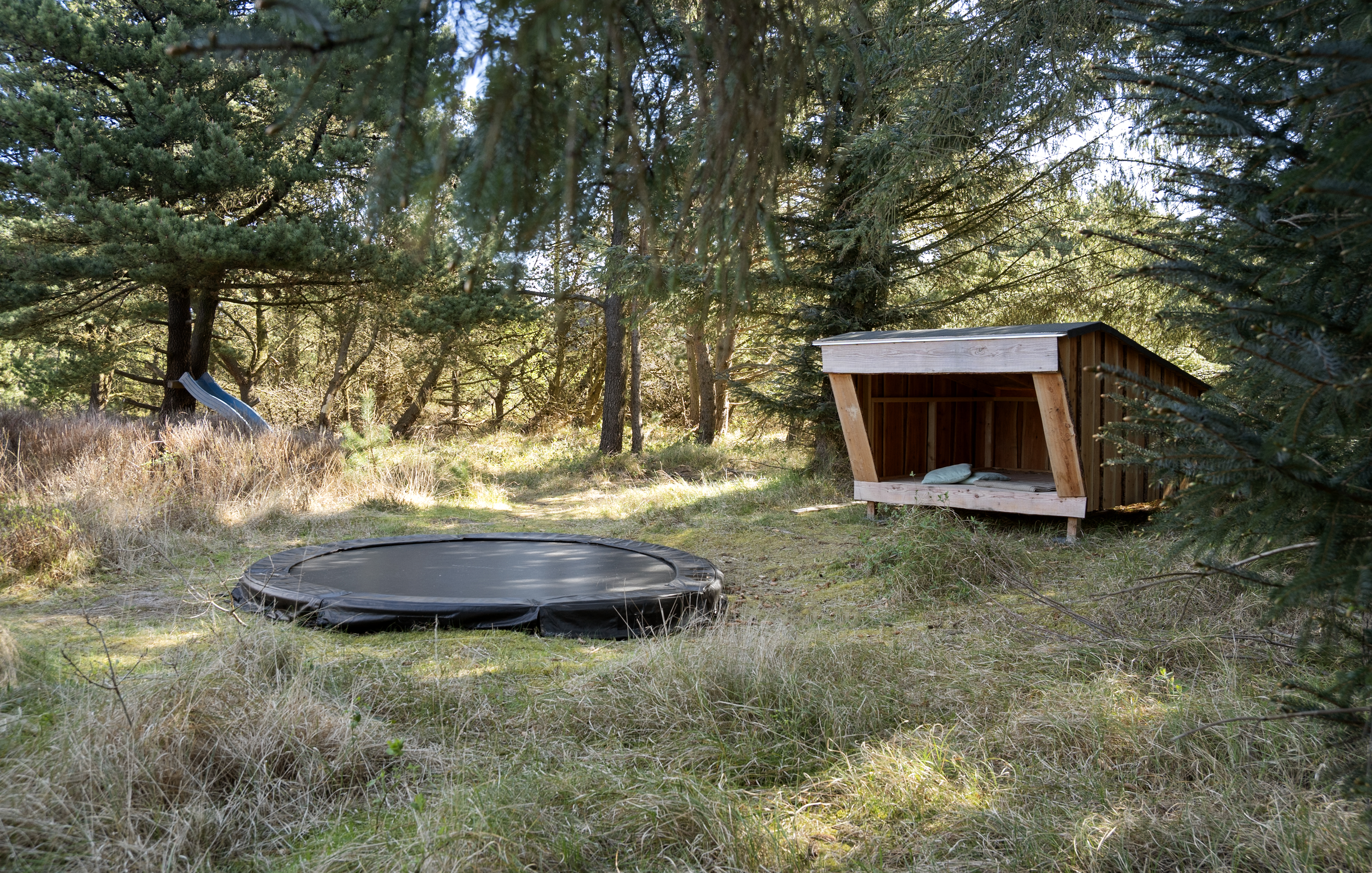 I det attraktive feriehuset nr. 552 i Vestjylland finnes det mengder av utendørsaktiviteter, som leketårn og huskestativ.