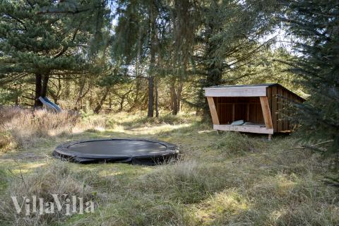 I det attraktive feriehuset nr. 552 i Vestjylland finnes det mengder av utendørsaktiviteter, som leketårn og huskestativ.