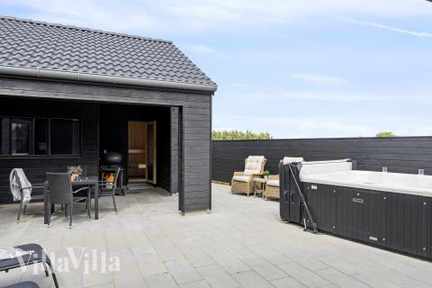 Nyt varmen i boblebadet i luksushus nr. 610 i Vestjylland