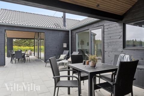 På terrassen i feriehus nr. 610 er det plass til 18 personer.
