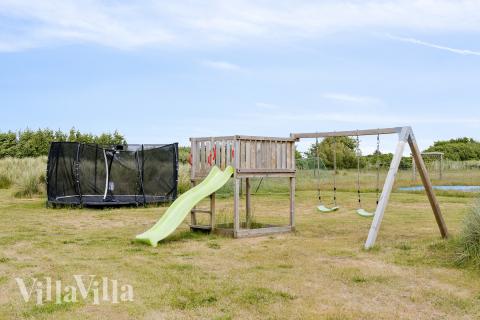 I det attraktive feriehuset nr. 610 i Vestjylland finnes det mengder av utendørsaktiviteter, som leketårn og huskestativ.