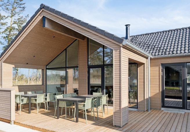 Luksushus nr. 648 har en deilig terrasse med gode hagemøbler til 14 personer.