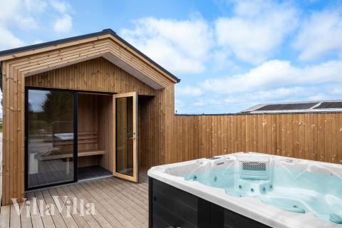 Nyt varmen i boblebadet i luksushus nr. 683 i Nordjylland