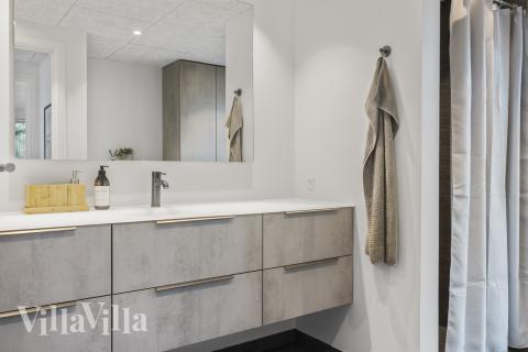 Det finnes bad med dusj i luksushus nr. 683 til 10 personer.