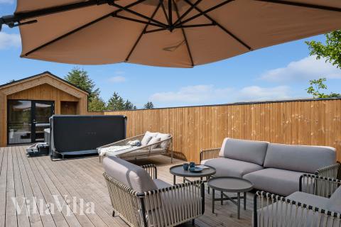 Nyt en grillkveld på terrassen i luksushus nr. 683 i Nordjylland