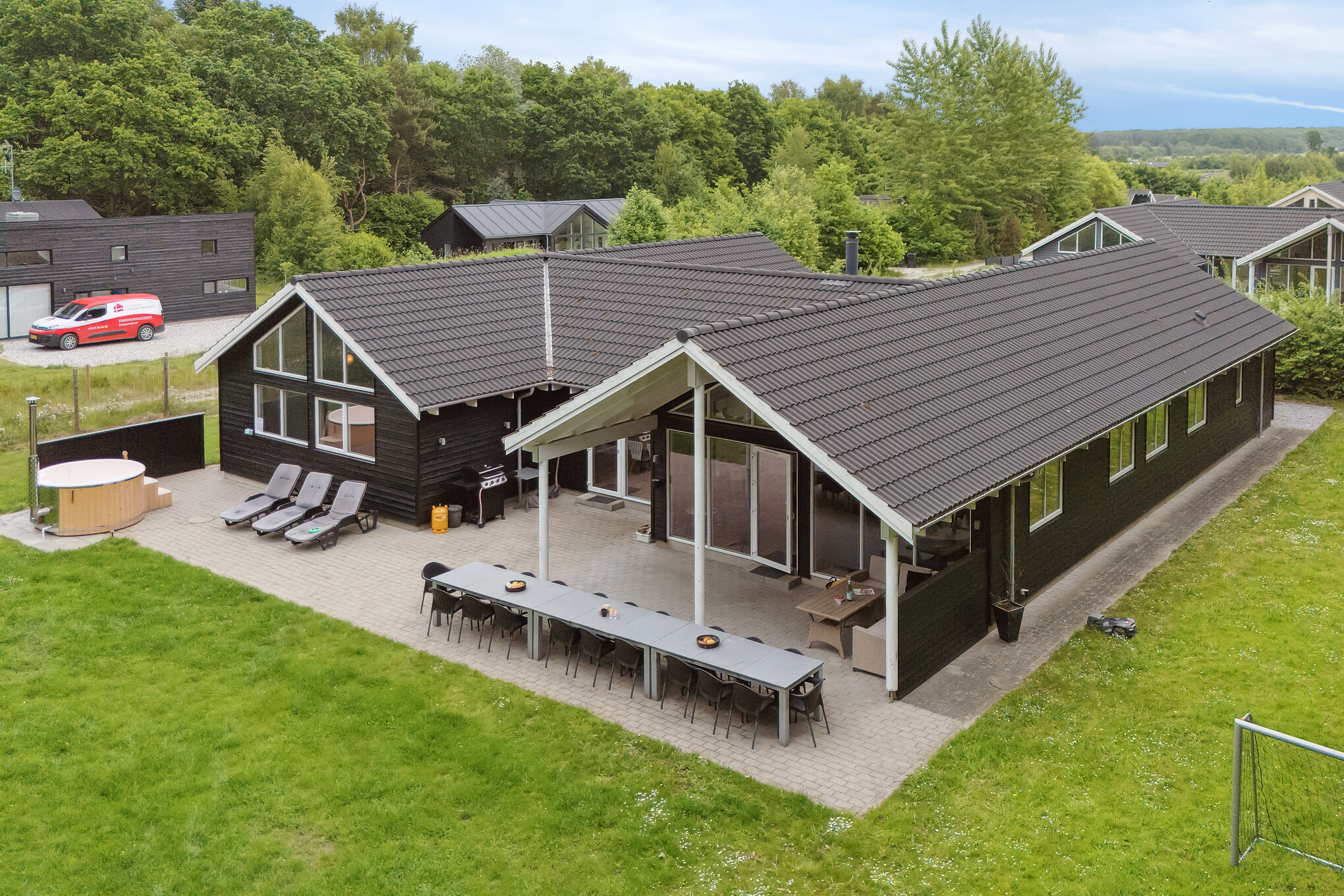 Dette lekre huset med svømmebasseng, nr. 320, med plass til 18 personer, ligger i Østjylland
