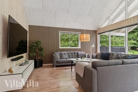 Sofaen i luksushus nr. 320 i Østjylland er perfekt for å hygge seg med et brettspill eller se en film sammen.