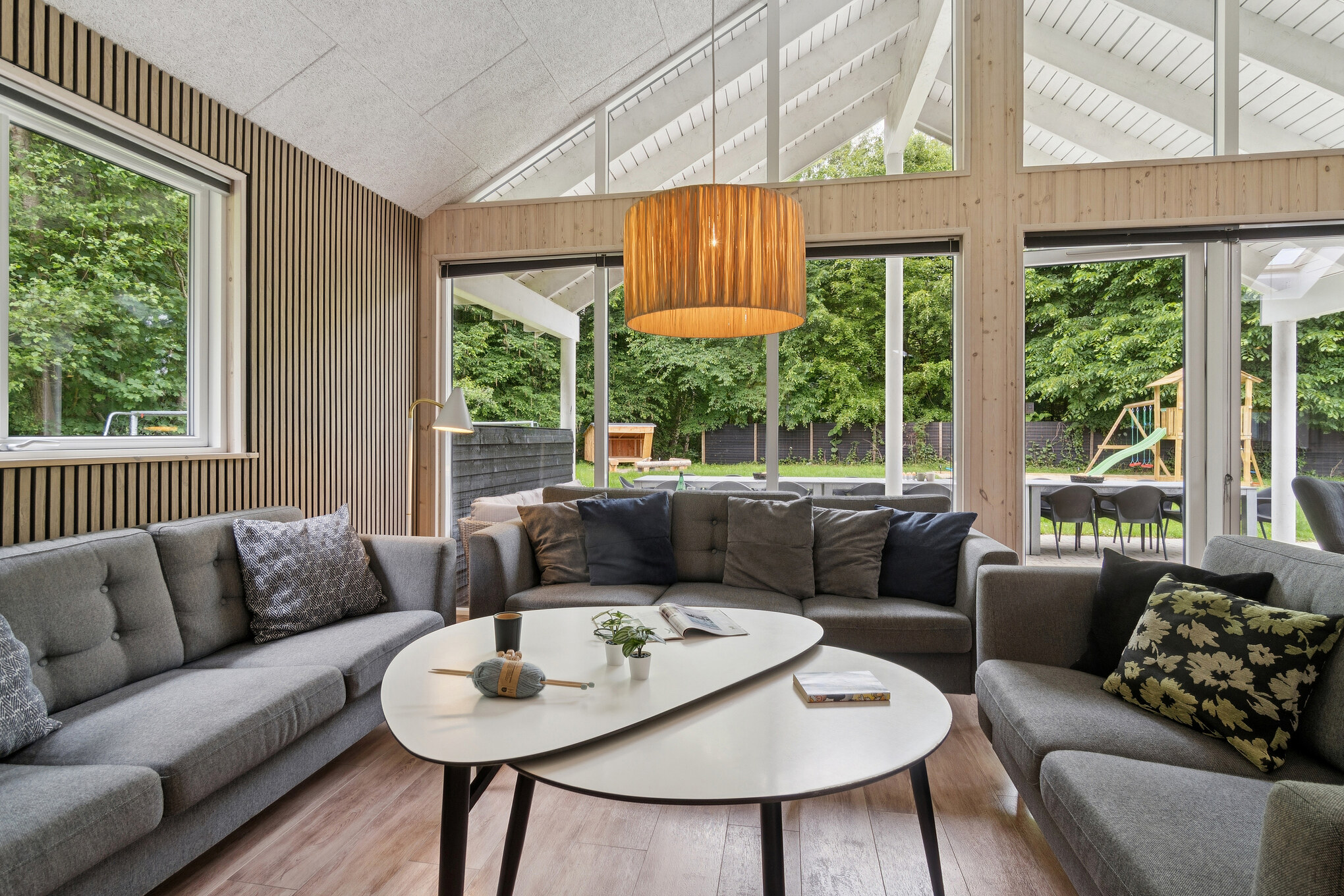 Det er god plass til hygge i feriehusets sofagruppe under oppholdet i luksushus nr. 320