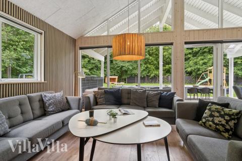 Det er god plass til hygge i feriehusets sofagruppe under oppholdet i luksushus nr. 320